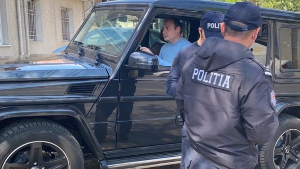 Un deputat și-a parcat LUXOSUL Mercedes G-class pe trotuar. Poliția a venit la fața locului